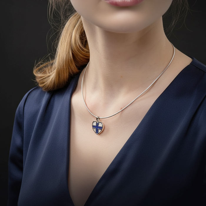 suomisydän-riipus-kaulassa-juhla